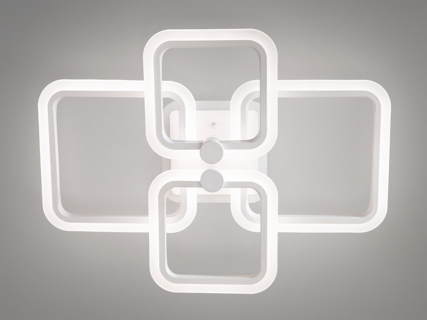 Світлодіодний світильник з квадратними формами, що забезпечує яскраве біле світло. Ідеальний для мінімалістичних інтер’єрів.