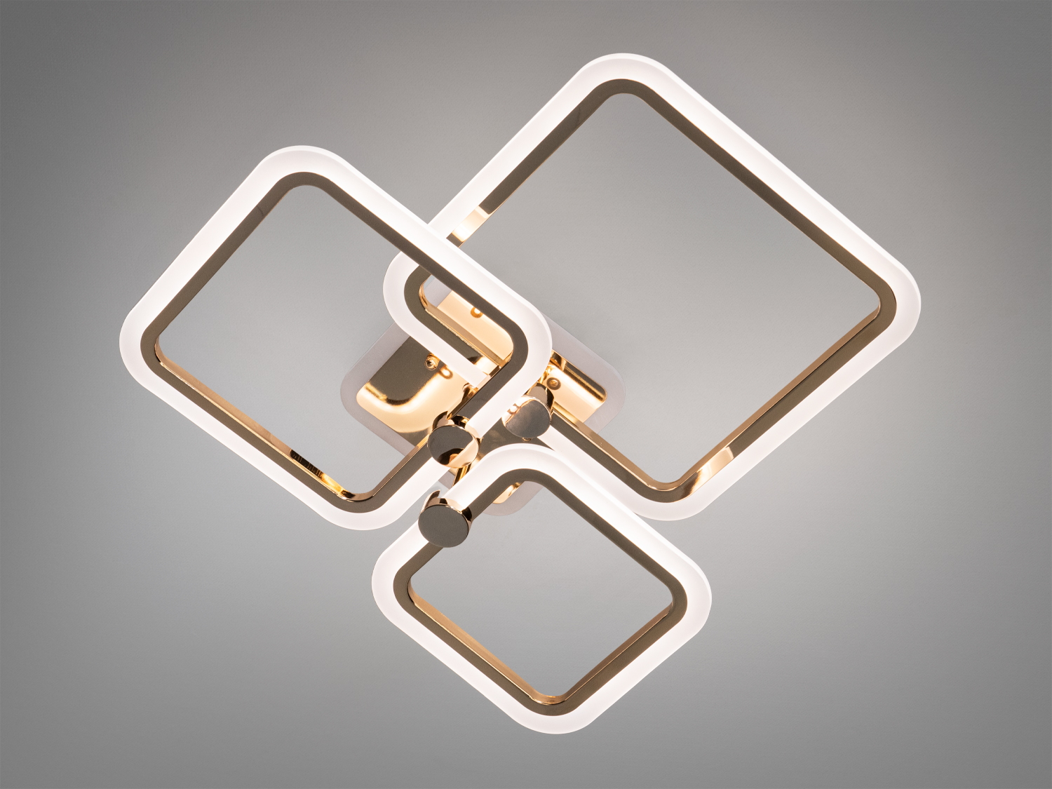 Сучасна світлодіодна люстра у золоті з пультом та регулюванням яскравості. Ідеально для сучасних інтер’єрів.