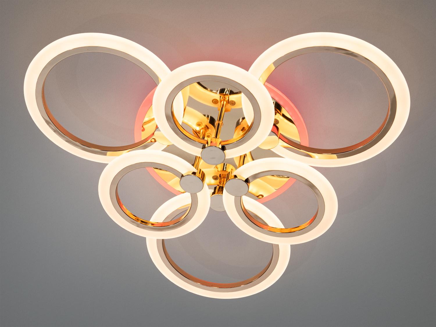 Світильник із шістьма круглими LED-елементами, що створюють м’яке біле світло. Золотистий металевий корпус додає елегантності.