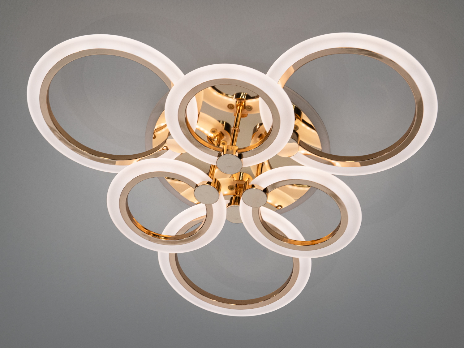Стельовий світильник із шістьма круглими LED-кільцями, що підходить для сучасних інтер’єрів. Золотистий корпус підкреслює стиль.