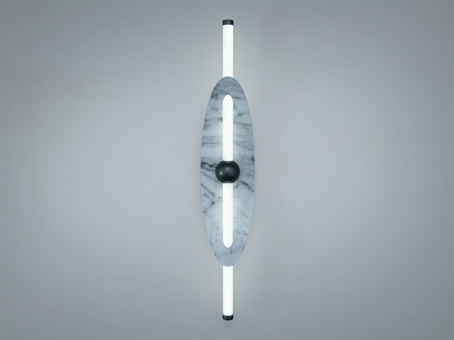 Настінний світильник з мармуровою пластиною, що підкреслює сучасний стиль інтер’єру. Вертикальне розташування, підходить для вітальні.