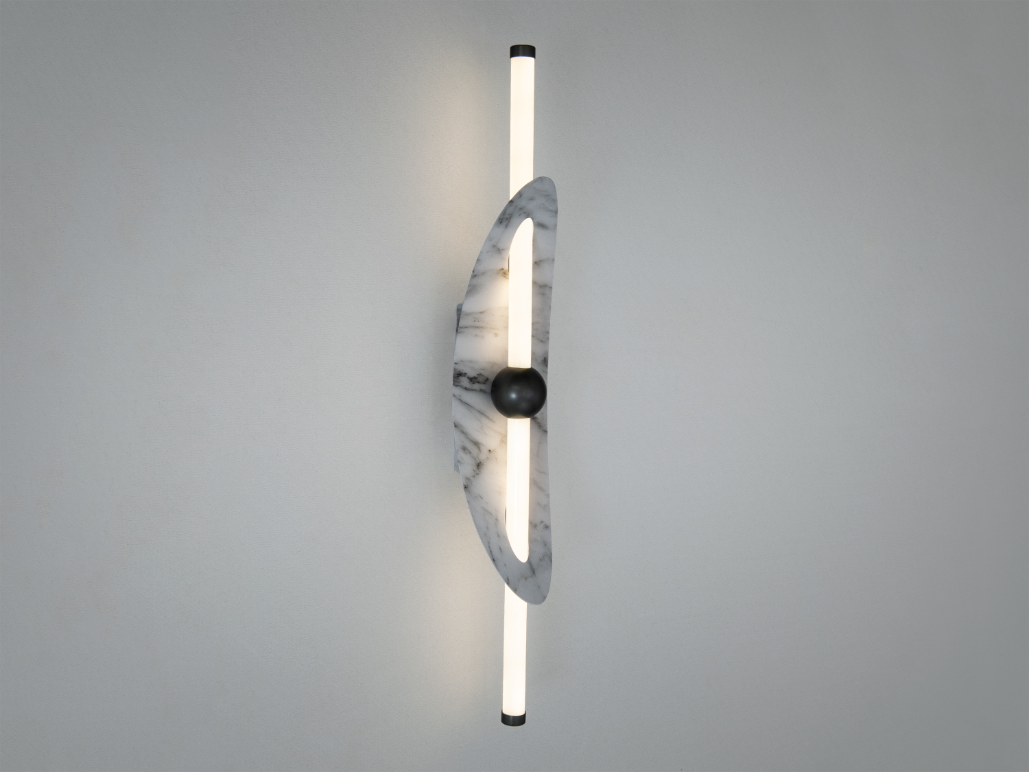 Світильник з мармуровим корпусом, що створює м’яке розсіяне світло. Ідеальний для монтажу в коридорі або на сходах.