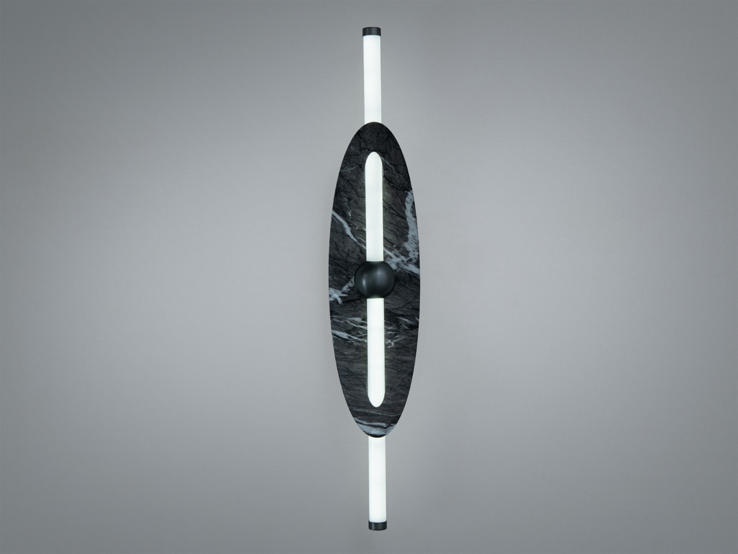 Настінний світильник з вертикальними трубками та овальною мармуровою пластиною. Підходить для сучасних інтер’єрів.