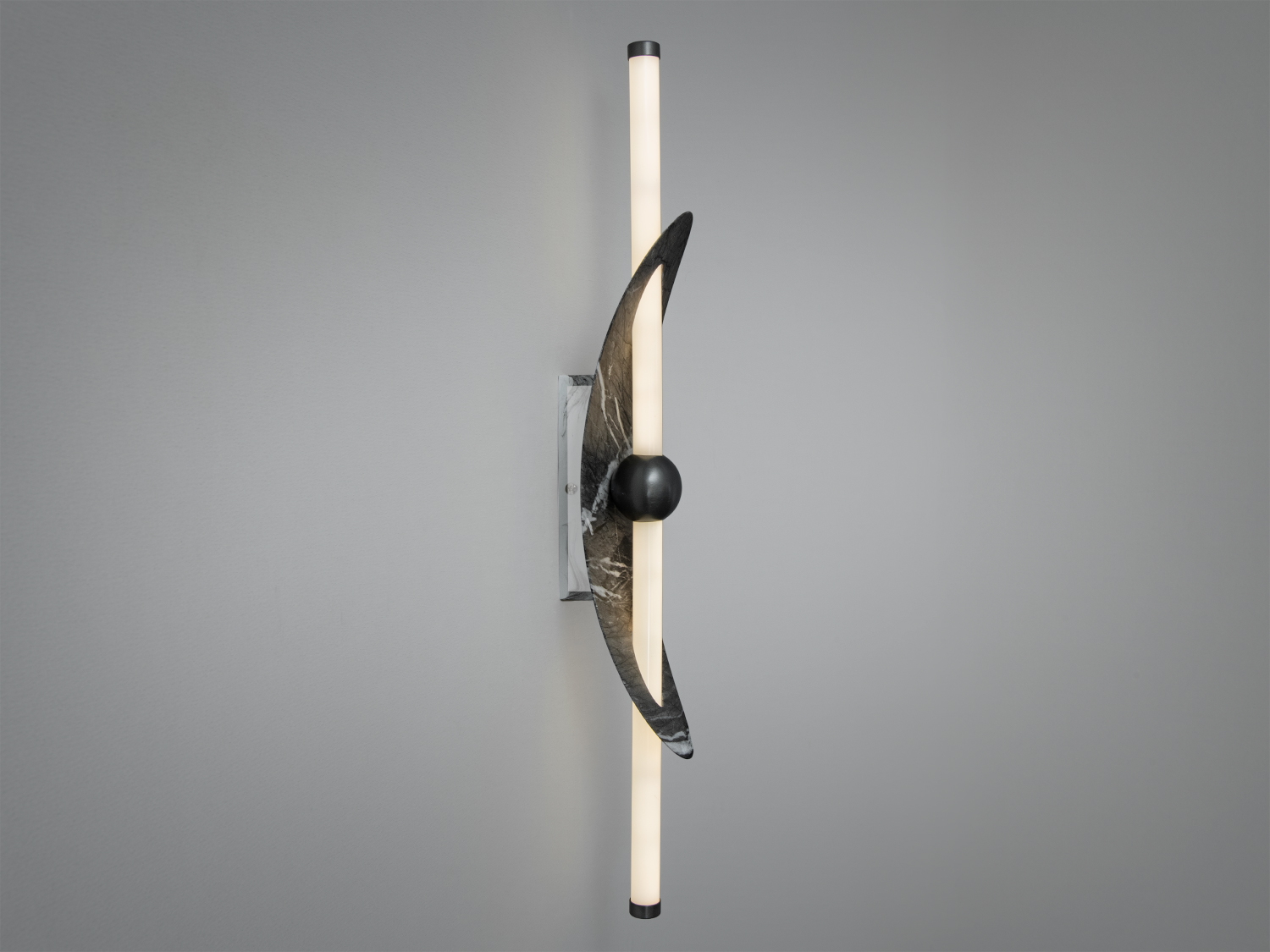 Світильник з вертикальними світлодіодними трубками, закріплений на стіні. Мармурова пластина додає елегантності.