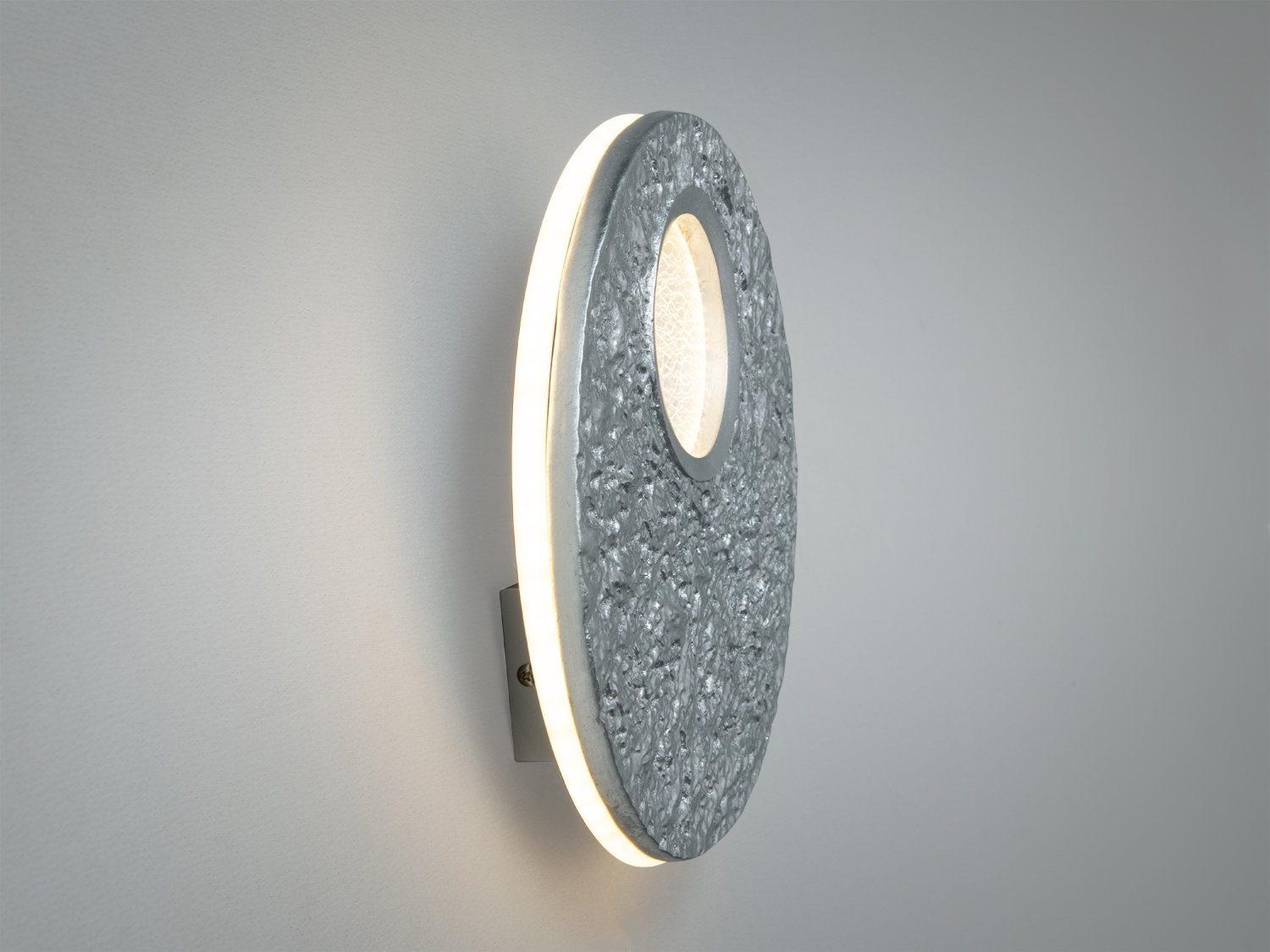 Бічний вигляд настінного світильника з підсвічуванням по краю, кріплення на стіні.