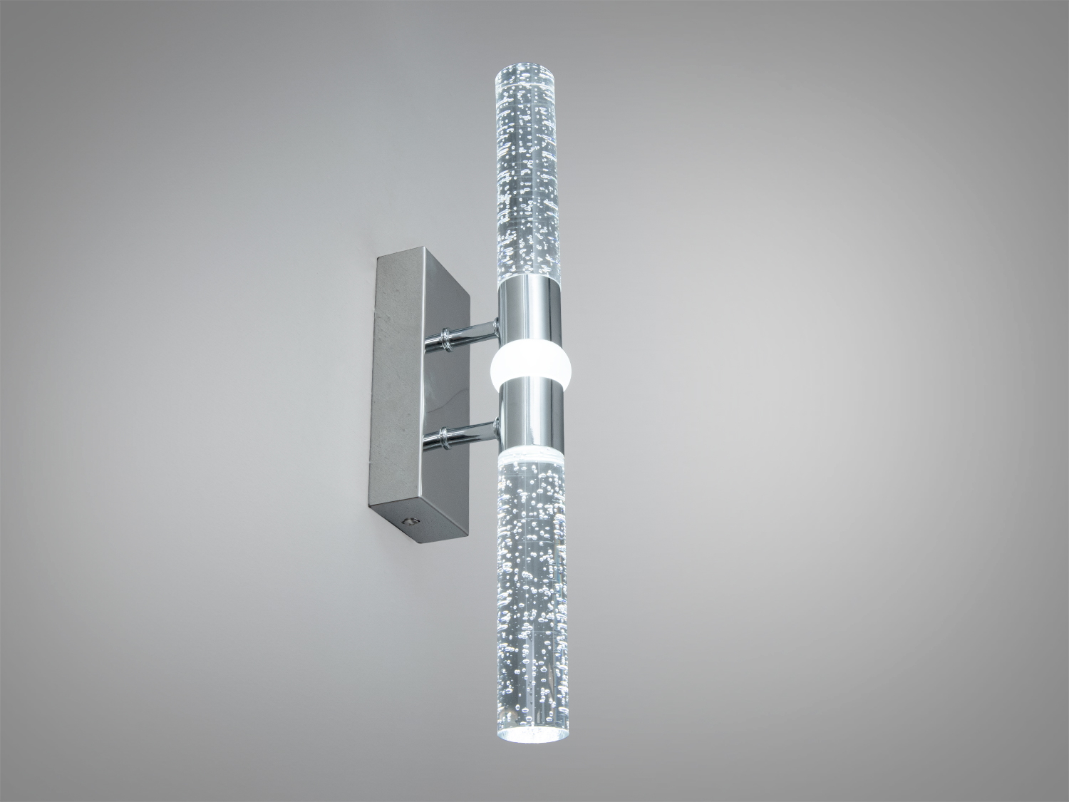 Настінний світильник з прозорими трубками, заповненими бульбашками, і металевим кріпленням. Ідеально підходить для сучасного інтер’єру.