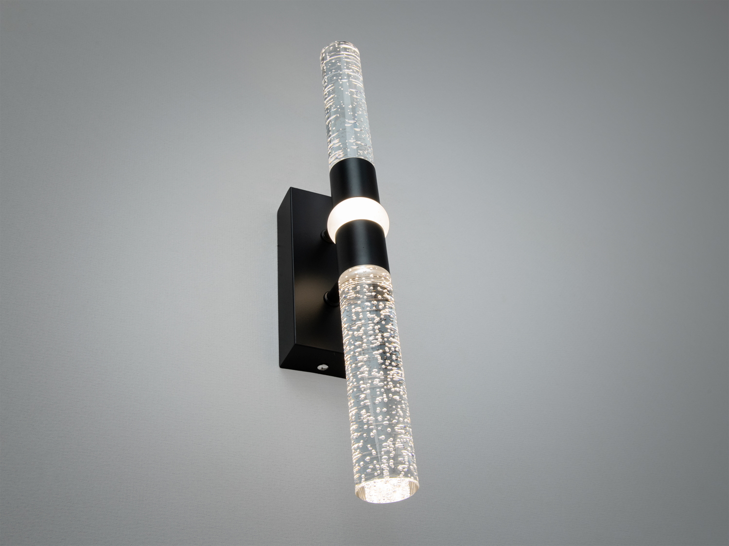 Світильник для стіни з чорним кріпленням, прозорі трубки з ефектом бульбашок, горизонтальний монтаж, ідеальний для мінімалістичного дизайну.