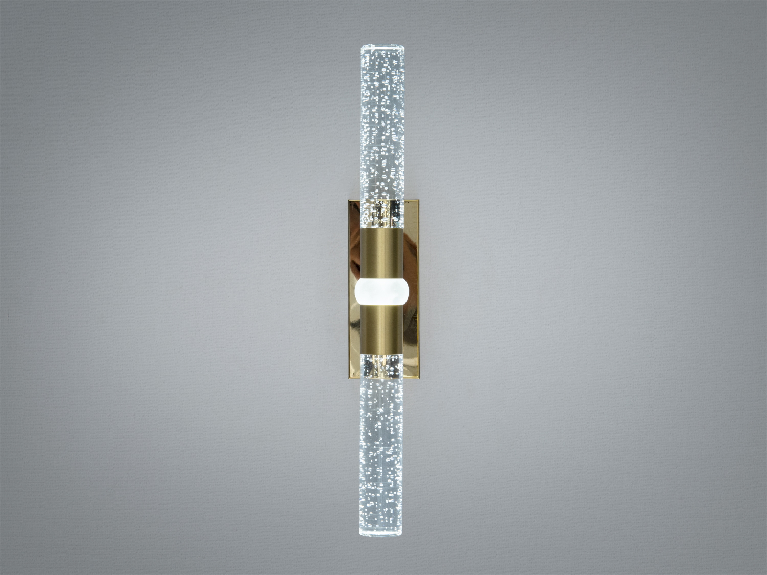 Настінний світильник з прозорим скляним плафоном, що створює ефект бульбашок, ідеально підходить для сучасного інтер’єру.