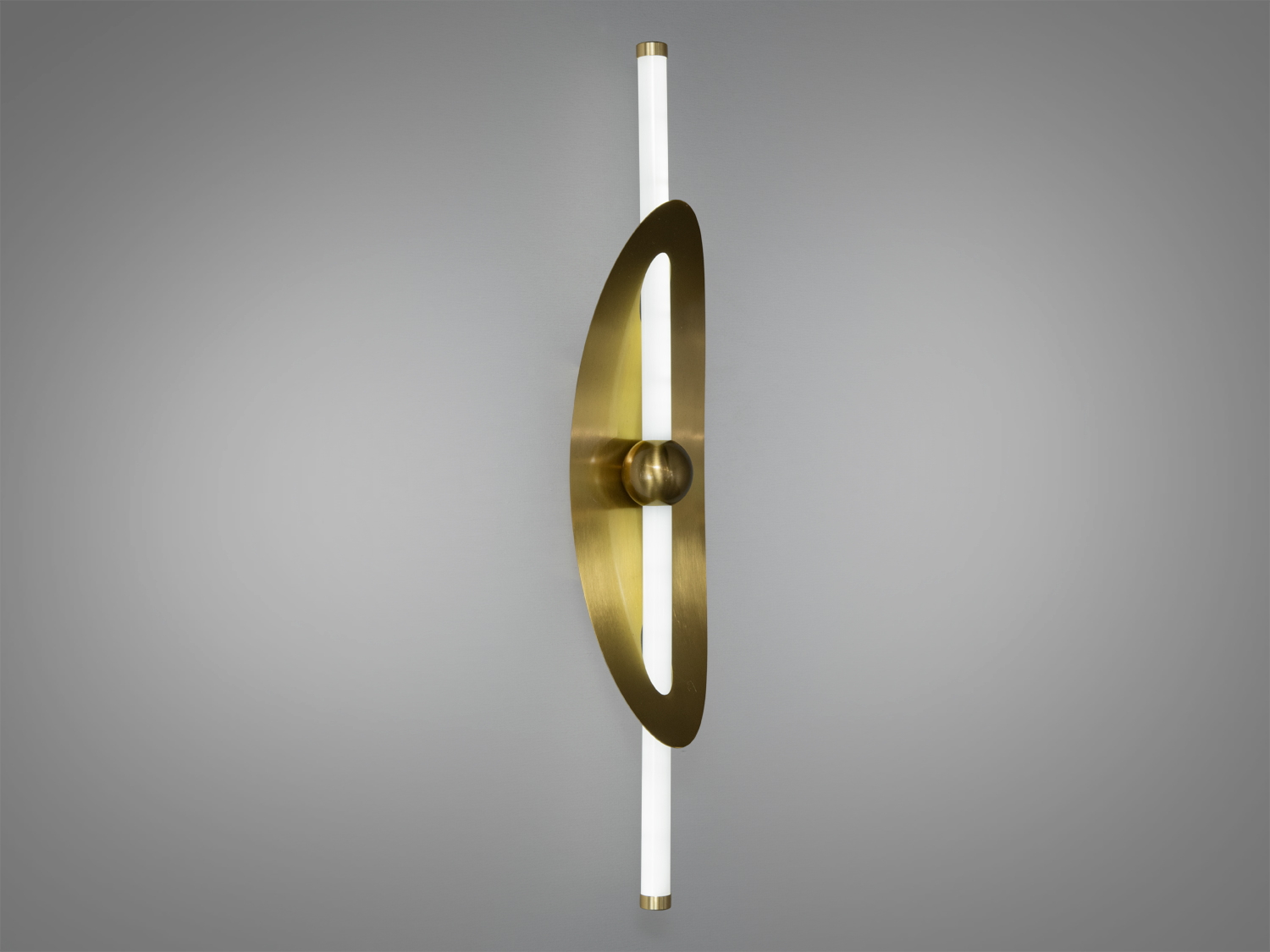 Латунний світильник з овальним дизайном, що підходить для монтажу на стіну, забезпечує м’яке освітлення.