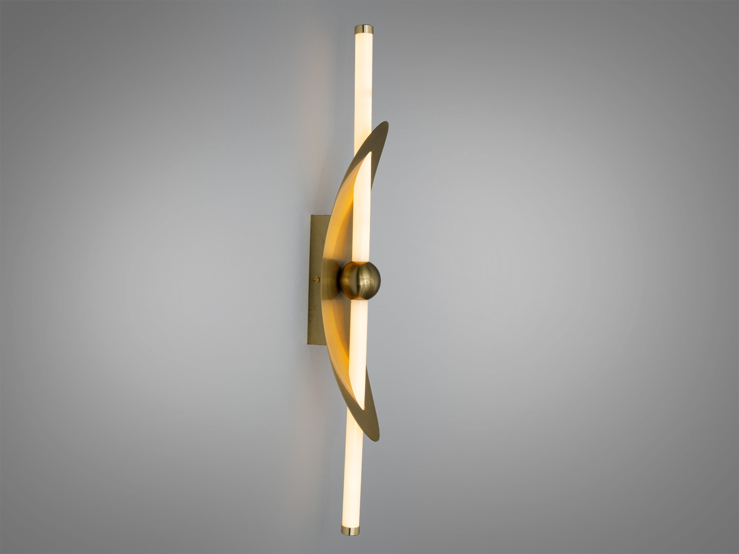 Світильник з металевою основою, оснащений двома світлодіодними трубками, ідеальний для акцентного освітлення.