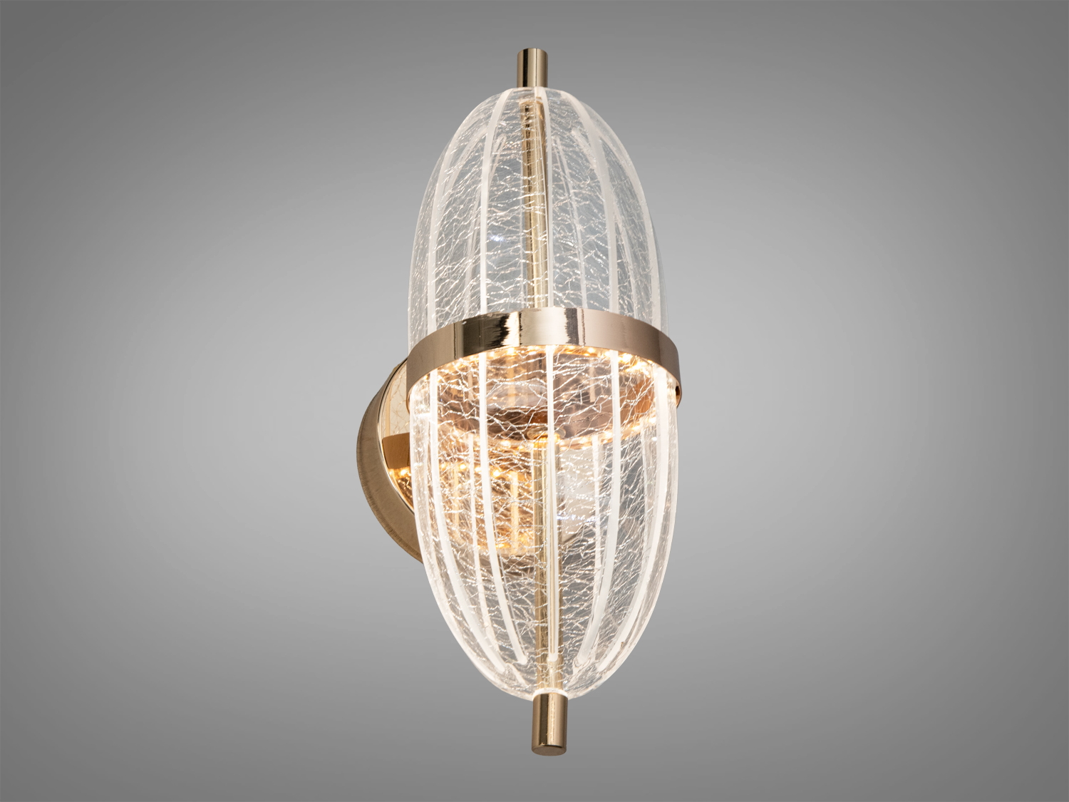 Настінний світильник з прозорого скла з металевими елементами, що створює м’яке розсіяне світло. Ідеально підходить для сучасного інтер’єру.