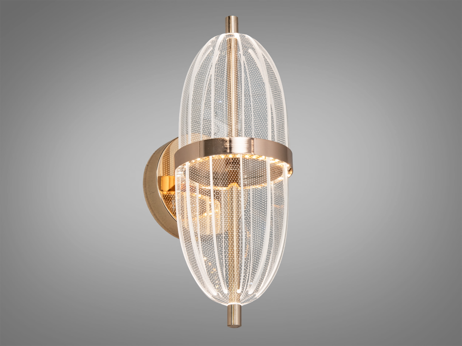 Світильник з металевим кріпленням та скляним абажуром, що підкреслює елегантність. Ідеальний для вітальні або спальні.