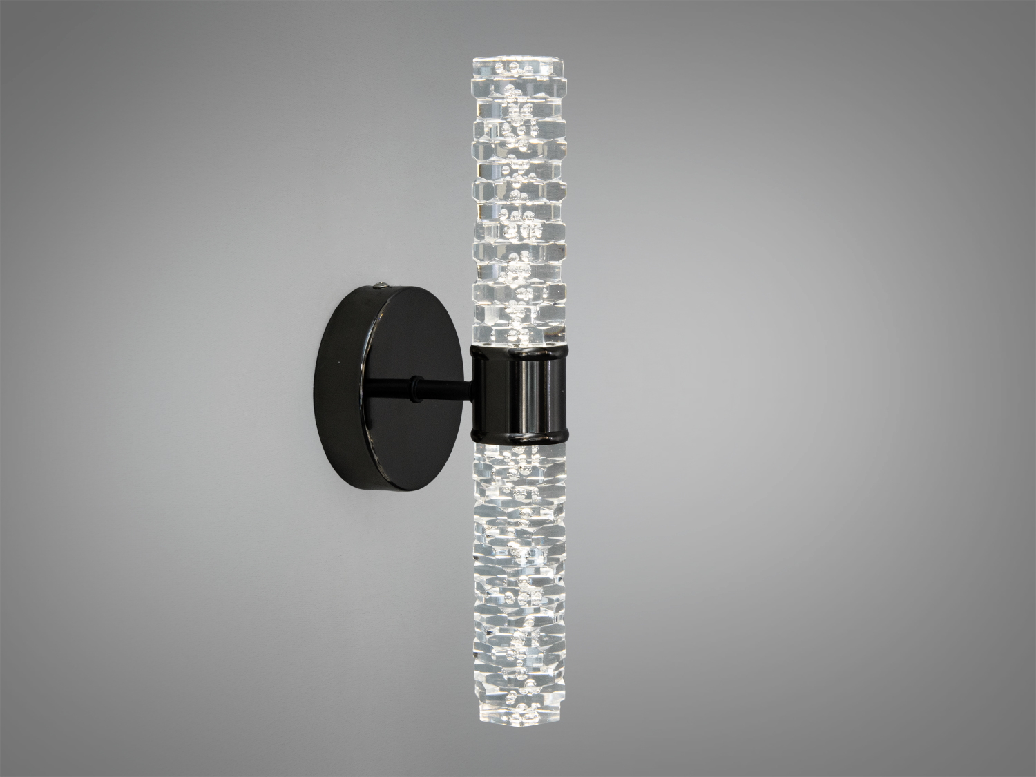 Настінний світильник з текстурованого скла, чорна кругла основа. Підходить для ванних кімнат, створює м’яке світло.