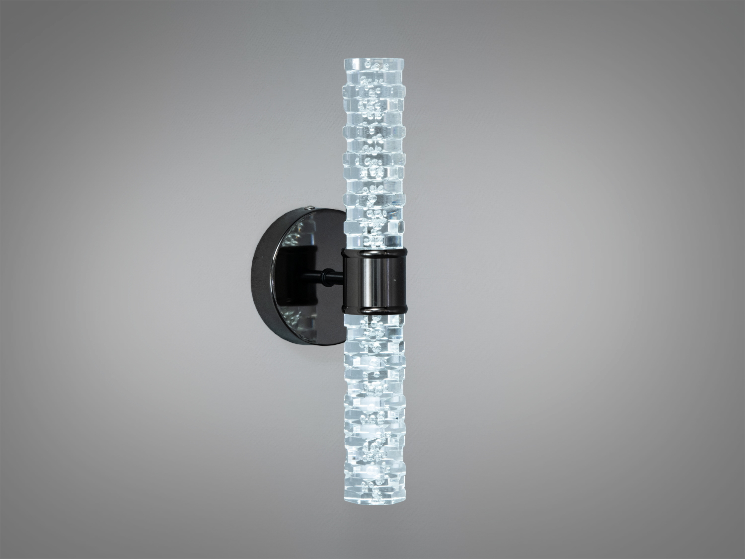 Сучасний настінний світильник з квадратним малюнком на склі, чорна металева основа. Ідеальний для коридорів, забезпечує яскраве освітлення.