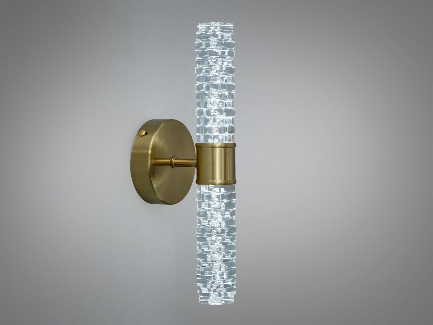 Латунний настінний світильник з прозорим склом, що випромінює холодне світло. Ідеально підходить для ванних кімнат.