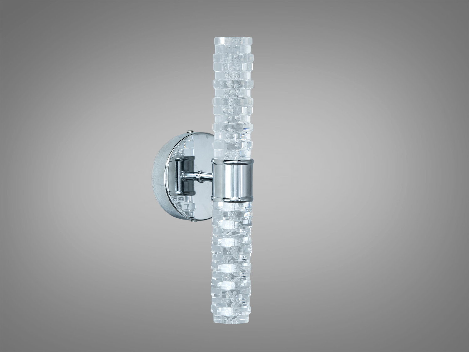 Скляний настінний світильник з металевою основою, що підходить для ванної кімнати.