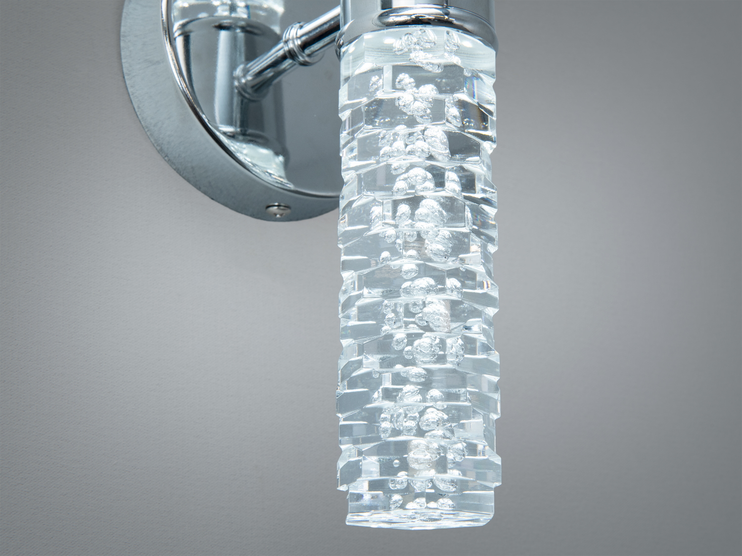 Детальний вигляд світильника з візерунком у вигляді бульбашок, що створює ефектний світловий акцент.