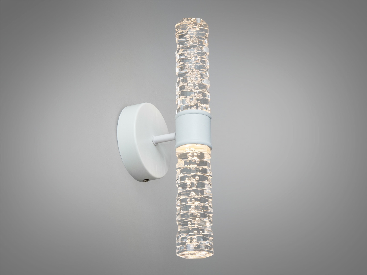 Світильник з матовим білим кріпленням та прозорим скляним абажуром. Ідеальний для ванної кімнати, створює м’яке світло.