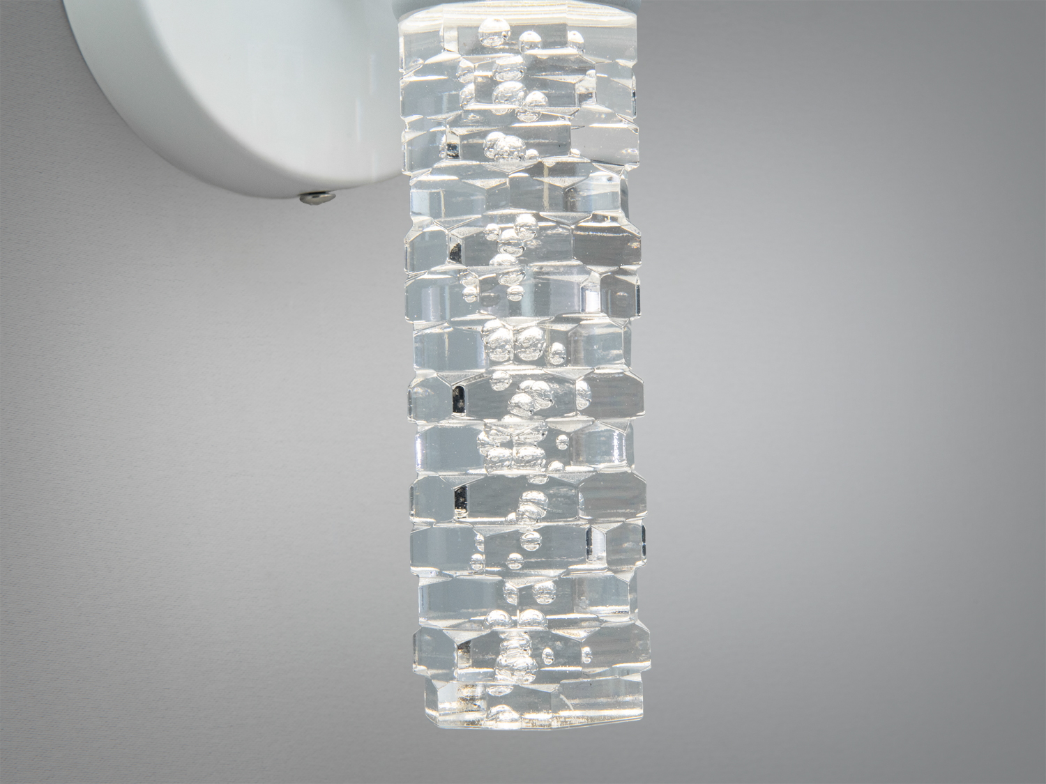 Детальний вигляд прозорого скляного абажура світильника. Візерунок на склі додає естетичності, підходить для декоративного освітлення.