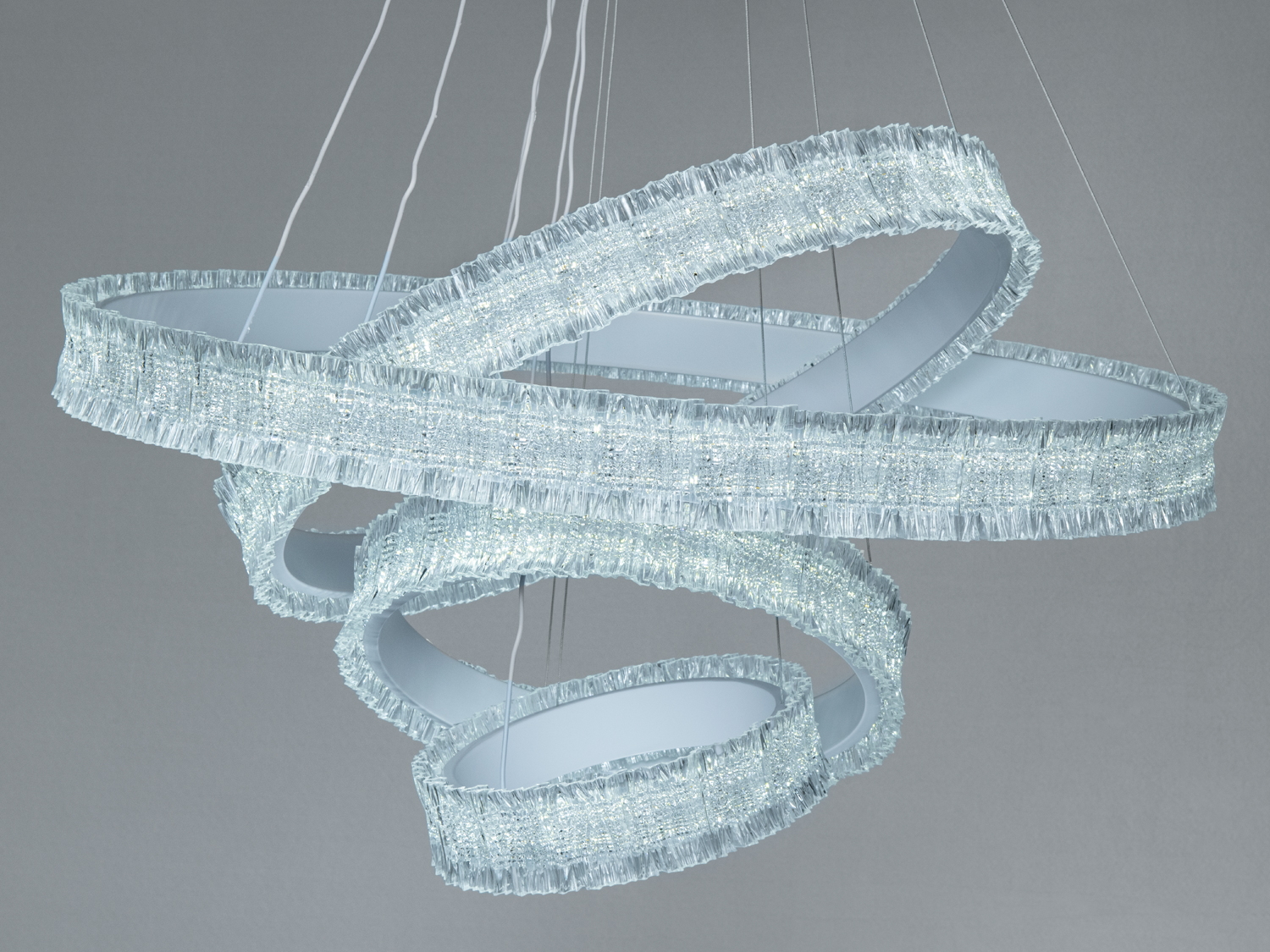 Люстра з кришталевими кільцями, що відбивають холодне біле світло. Ідеальна для просторих приміщень.