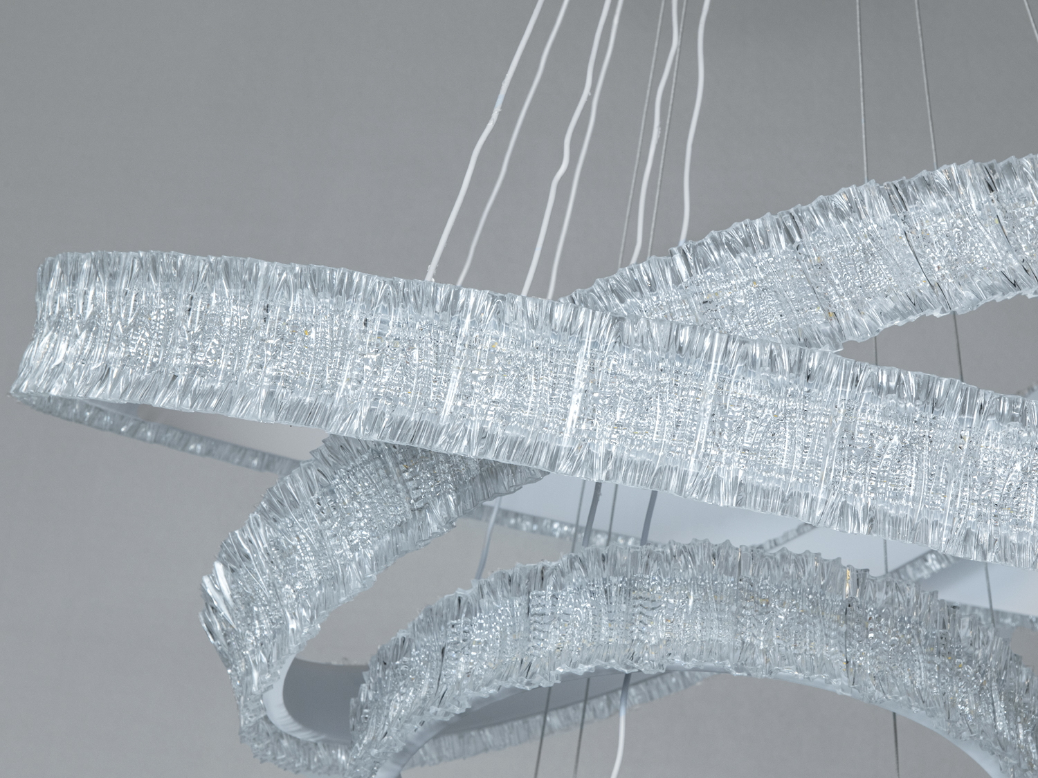 Світлодіодна люстра LED біла з кришталевими кільцями дистанційне керування