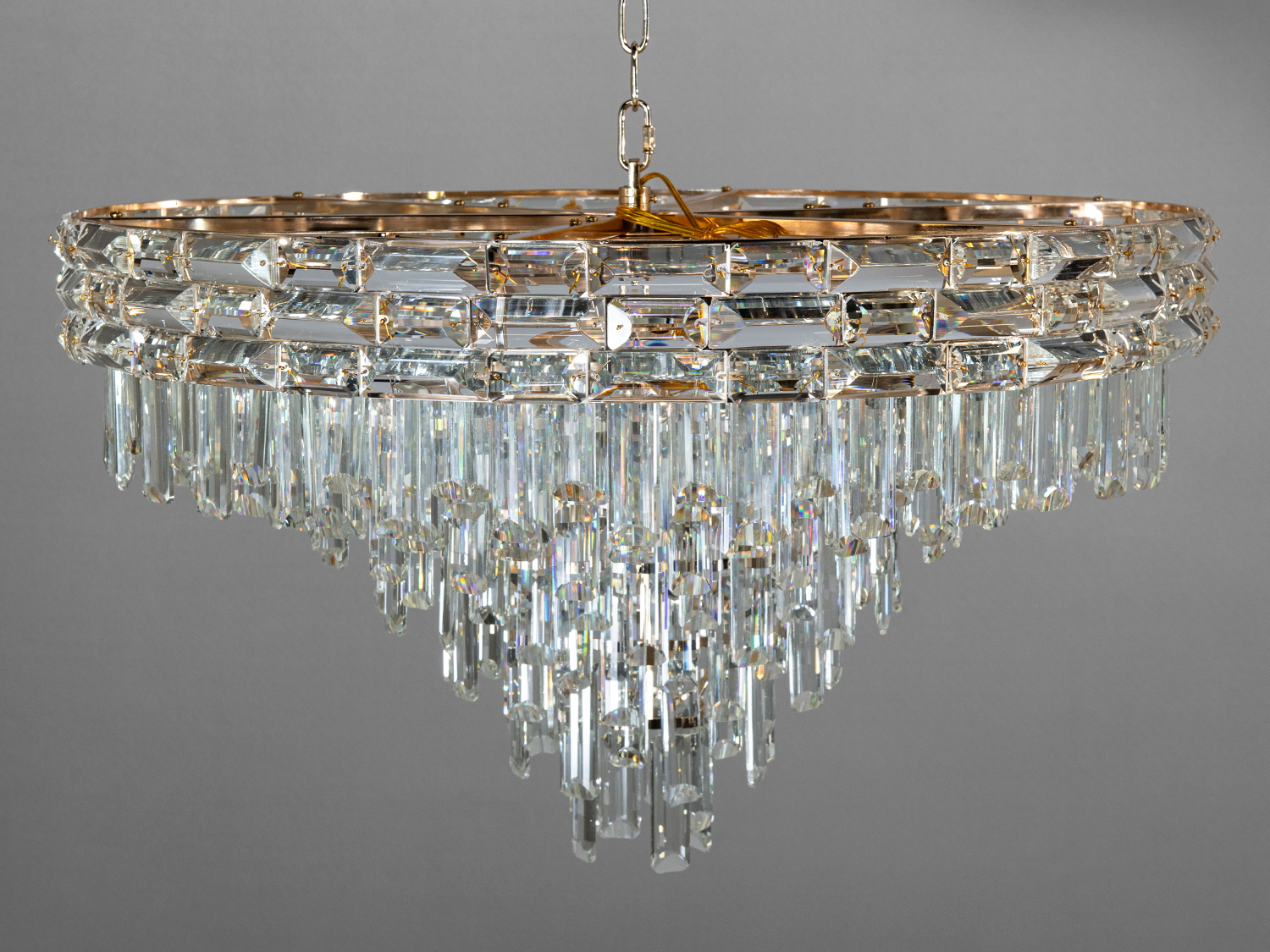 Конструкція люстри утримується підвісним ланцюгом, обгорнутим оксамитовим чохлом, який відповідає сріблястому кольору світильника.