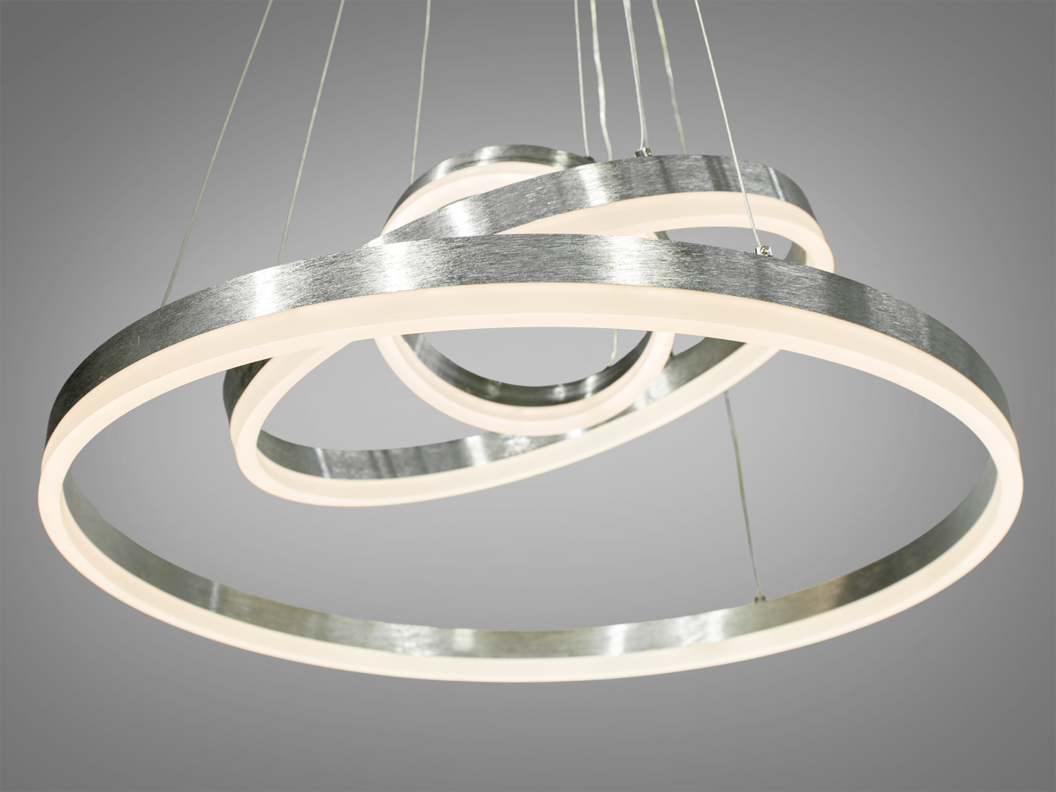 Світильник з кільцями, що світяться, створює м’яке освітлення. Підходить для вітальні або офісу.