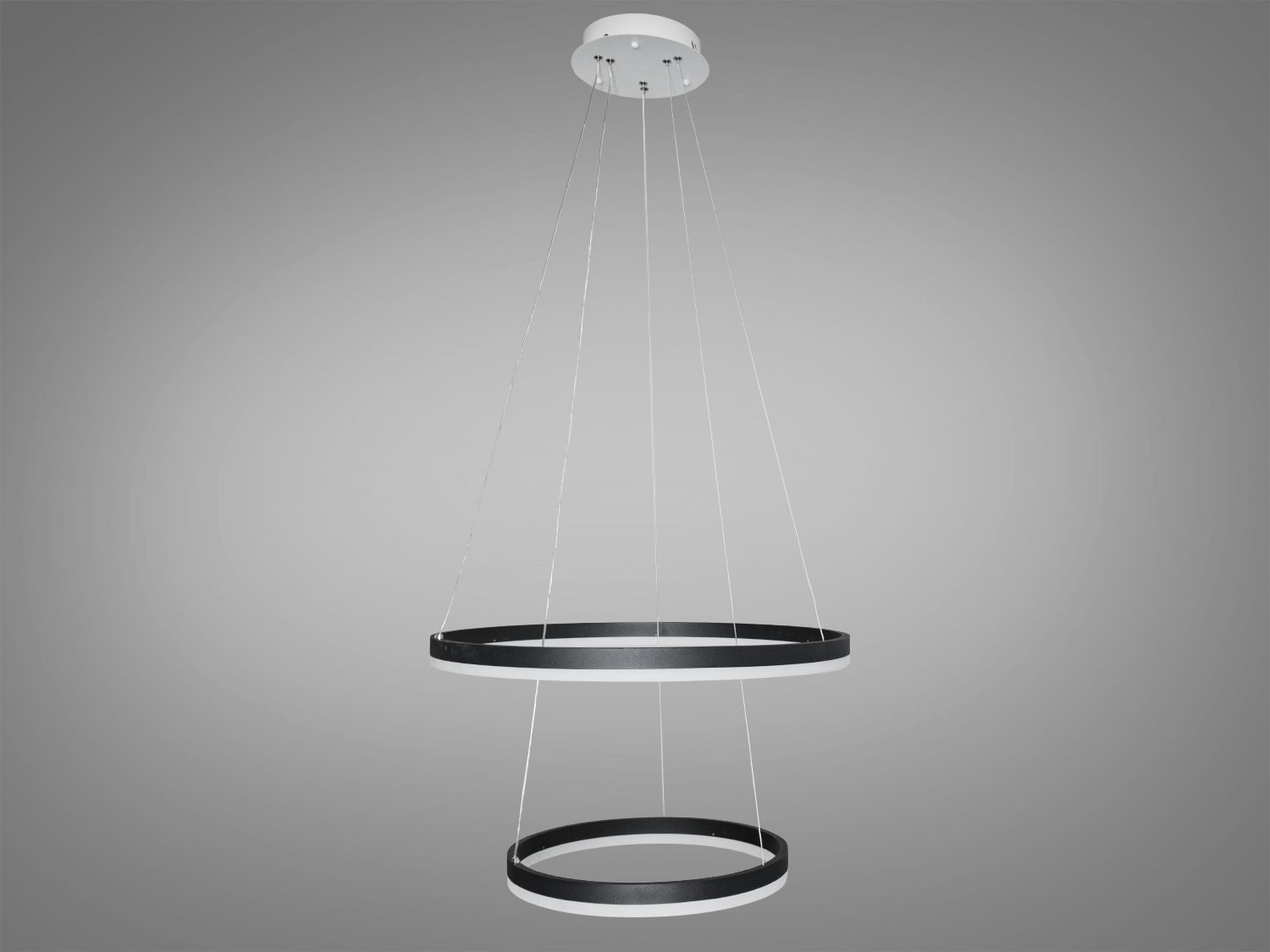 Чорні каблучки на тлі світлого простору виглядають контрастно, підкреслюючи футуристичний стиль люстри.