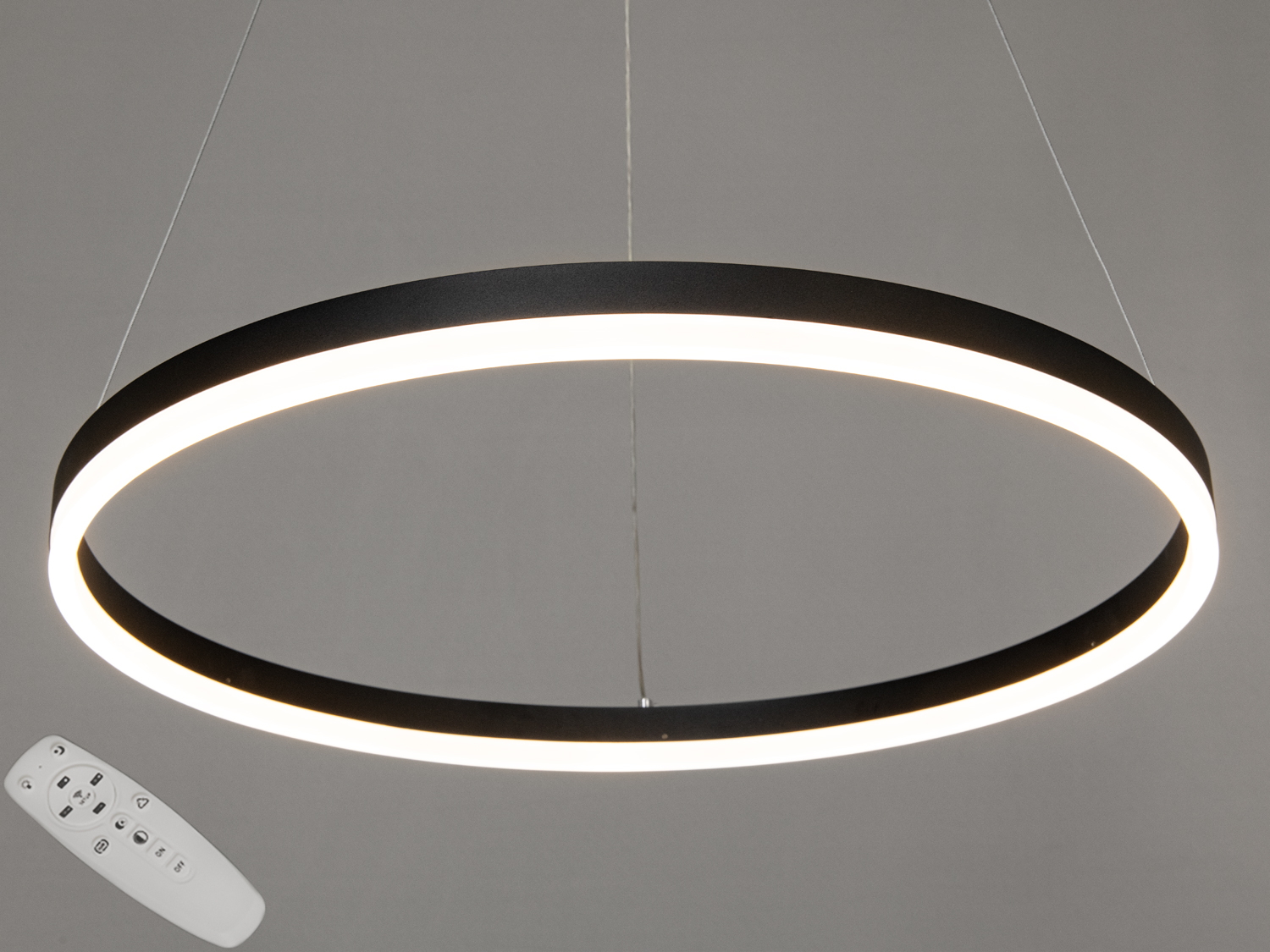 Стильний круглий каркас лед люстри у глибокому чорному відтінку виглядає вишукано та додає інтерєру особливого шарму.