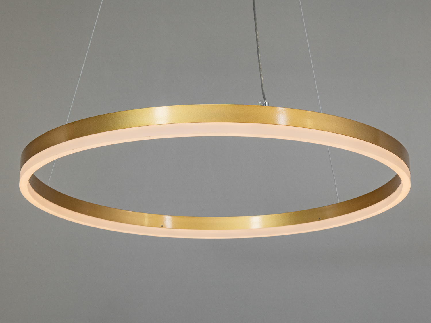 Вид збоку: демонструється мінімалістичне кріплення, яке робить світильник непомітним, підкреслюючи форму.