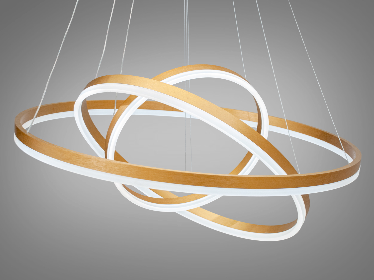 Декоративний світильник з дерев′яними кільцями, що утворюють складну геометрію. Ідеальний для просторих приміщень.