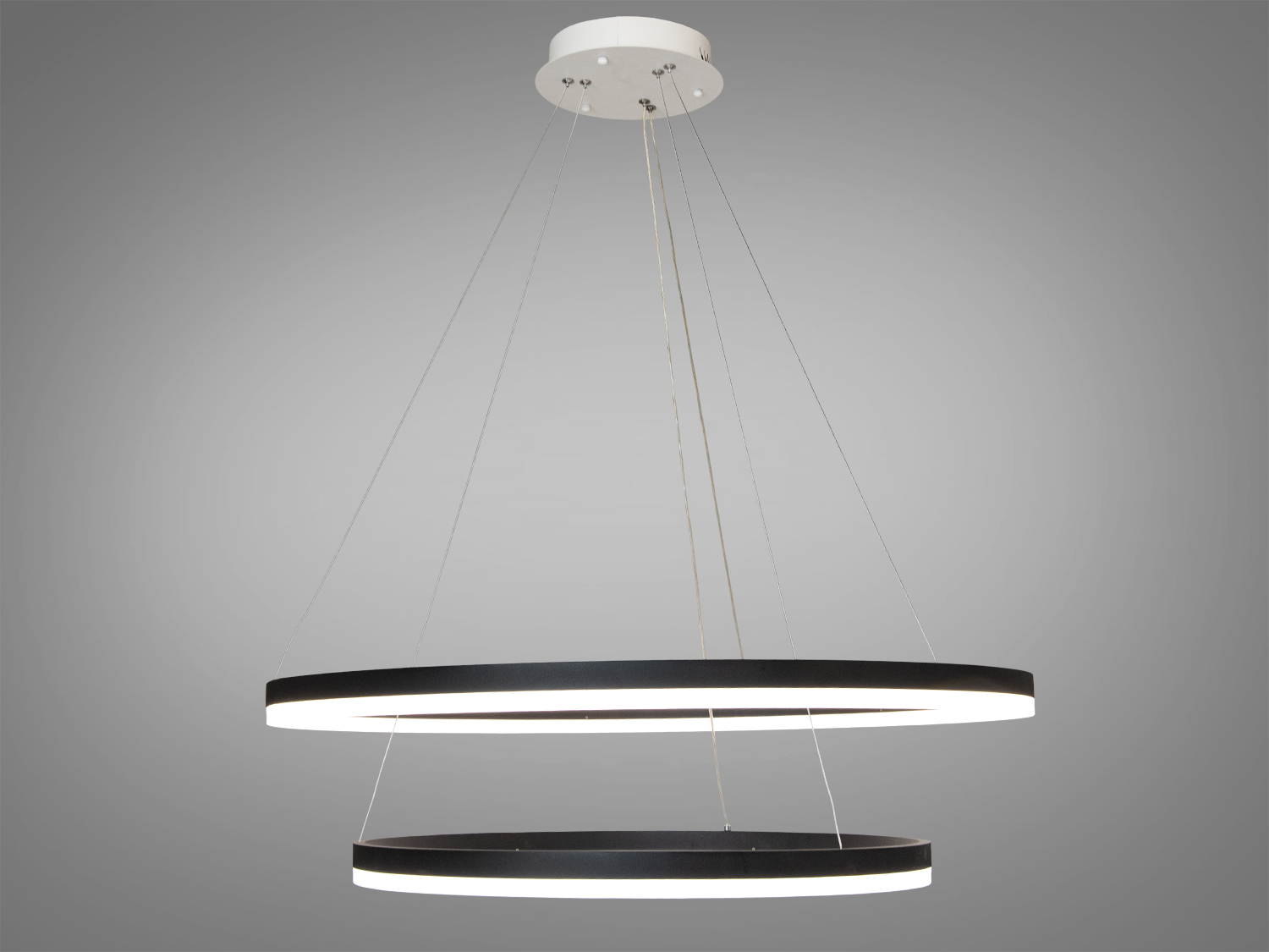 Люстра виглядає як архітектурний обєкт, акцентуючи увагу на геометричній гармонії.