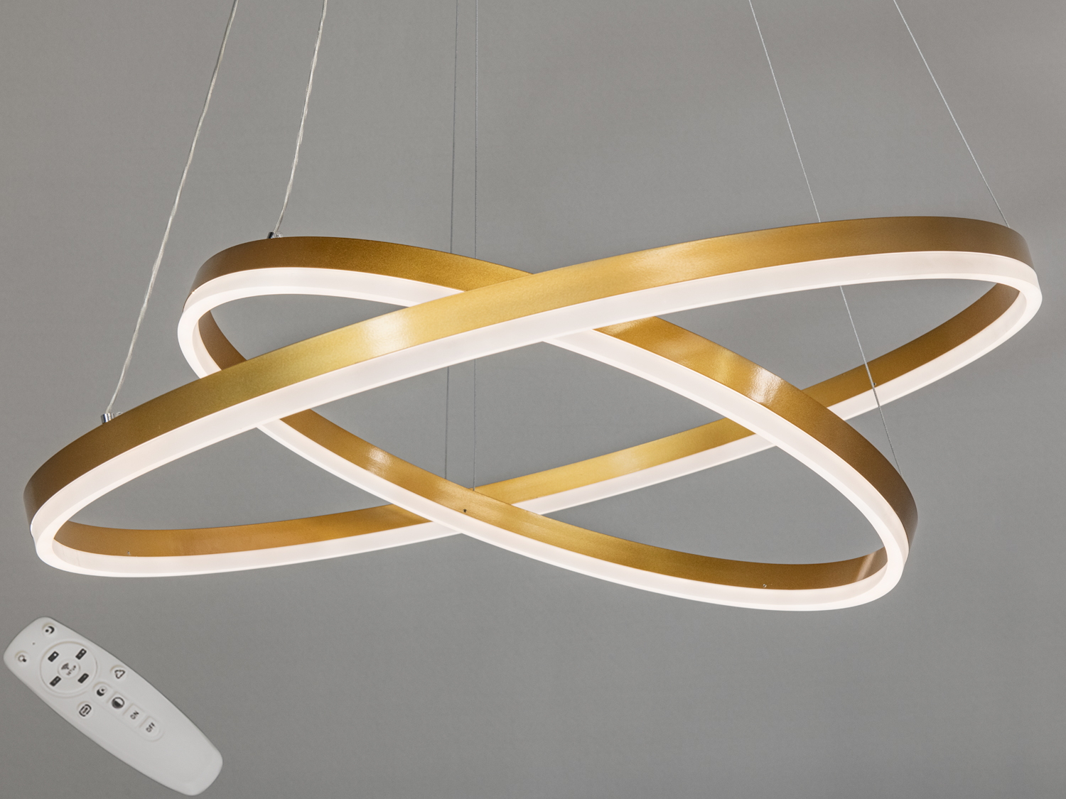 Два різнорозмірних пересічні кільця лед люстри утворюють динамічну композицію, що нагадує орбітальний рух.