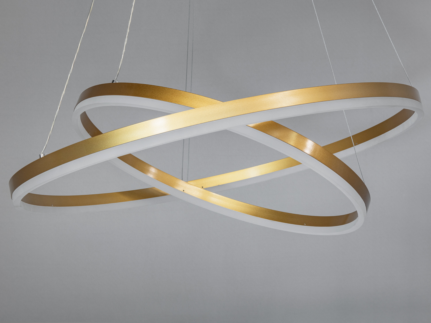 Завдяки золотистому металевому каркасу ця дизайнерська світлодіодна люстра виглядає розкішно та гармонійно доповнює інтерєри у сучасному стилі.