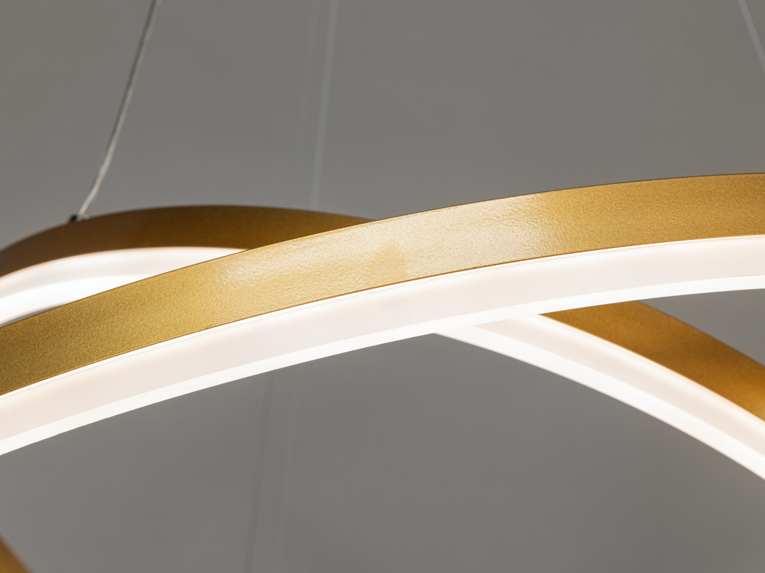 Підвісна LED-люстра на тросах у передпокій, золото, 100W на 14м2