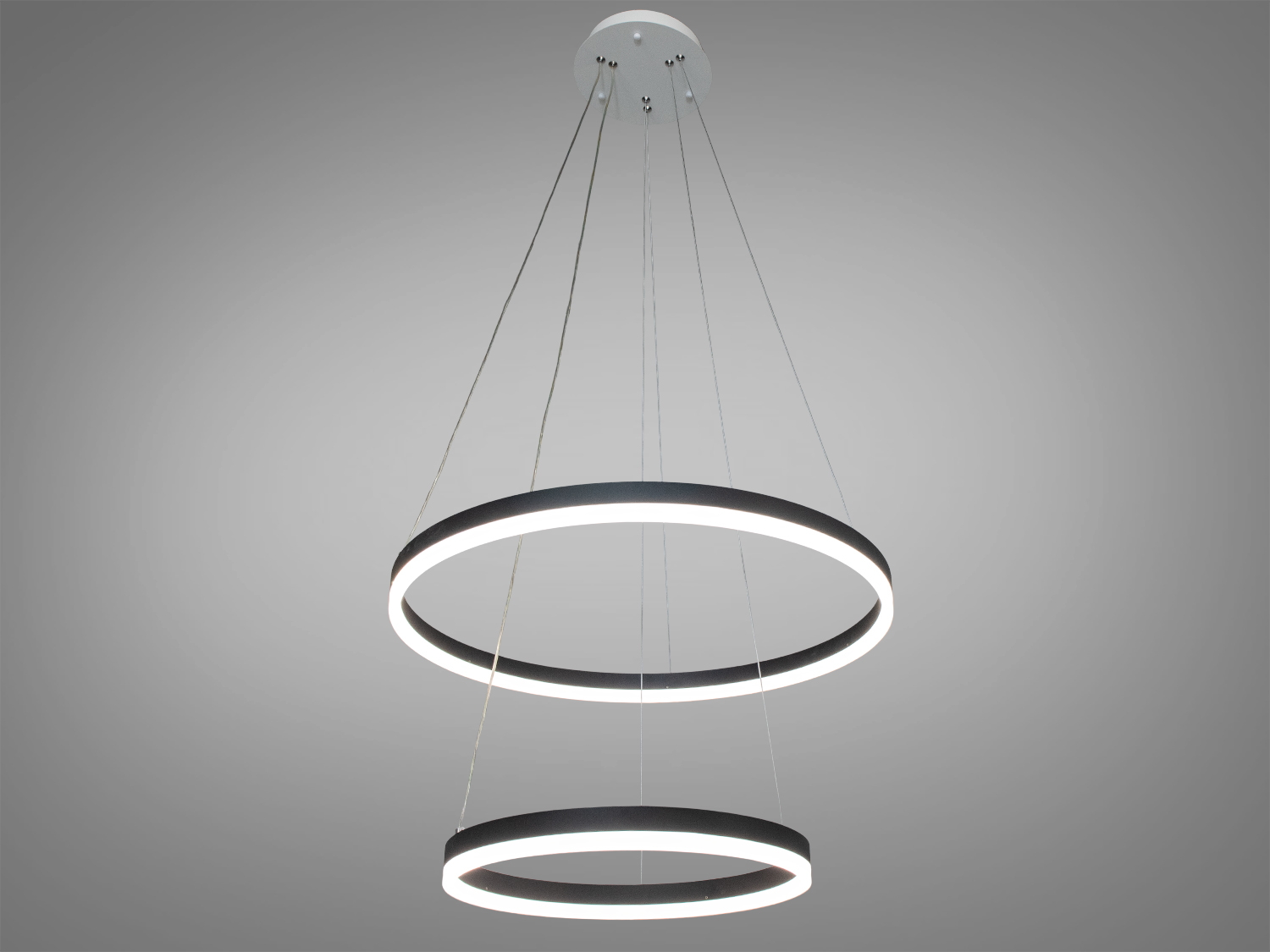 Підвісна LED люстра в коридор з димером - це гра геометрії та світла, де суворі кругові форми створюють ефект ширяння в просторі. Чорні матові кільця, підвішені на тонких тросах, нагадують сучасну архітектуру, натхненну мінімалізмом та футуризмом.