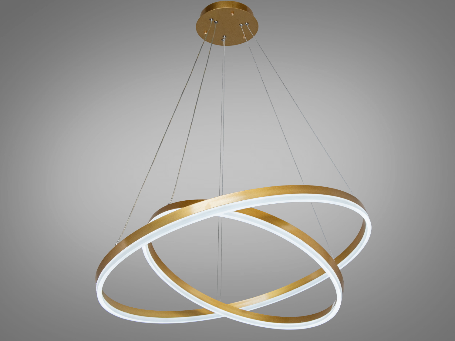 Підвісна LED-люстра на тросах у передпокій – це втілення суворої геометрії та мінімалістичної елегантності. Два ідеально рівні золоті кільця створюють вражаючу просторову композицію, яка підкреслює глибину інтерєру і візуально розширює простір.