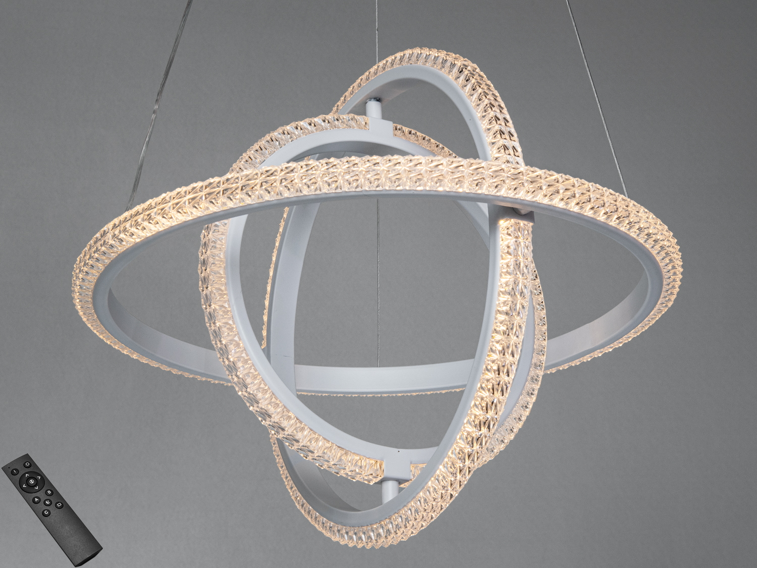 Світильник з дистанційним керуванням, має кільця з декоративним візерунком. Підходить для сучасного інтер’єру.