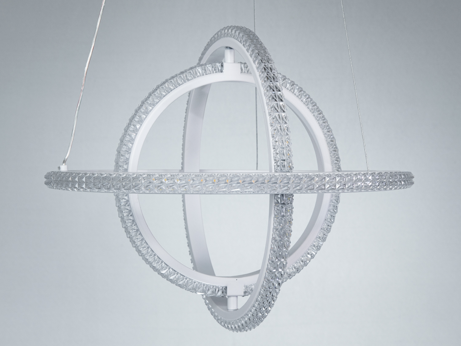 Стельовий світильник з прозорими кільцями, що створюють ефект об’ємного освітлення. Ідеально для великих приміщень.