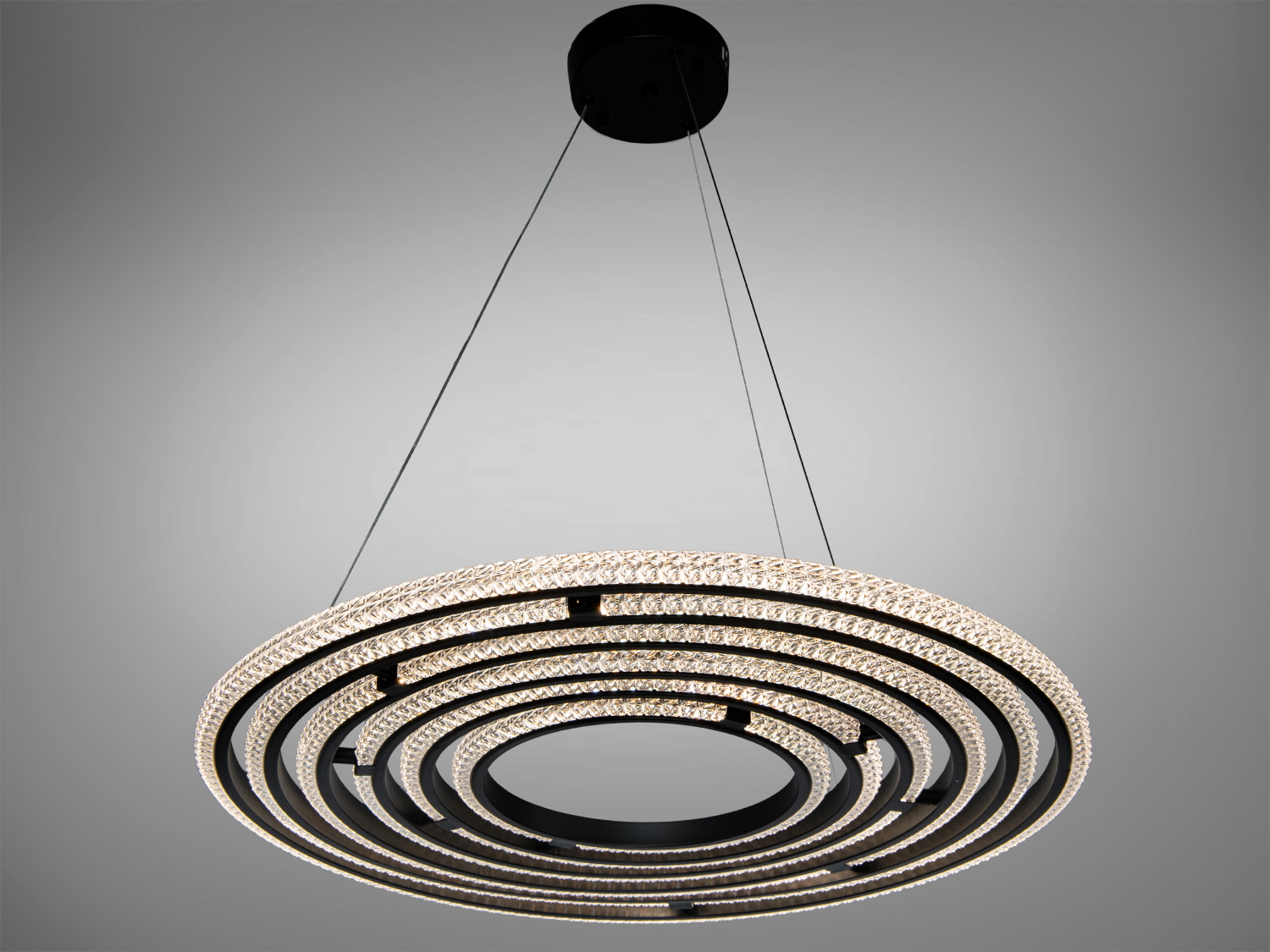 Підвісний світильник з концентричними кільцями, що створюють ефект спіралі. Виготовлений з металу, підходить для сучасних інтер’єрів.