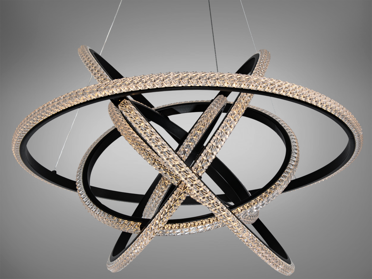 Підвісний світильник з перехресними кільцями, що надають йому динамічного вигляду. Ідеальний для просторих приміщень.