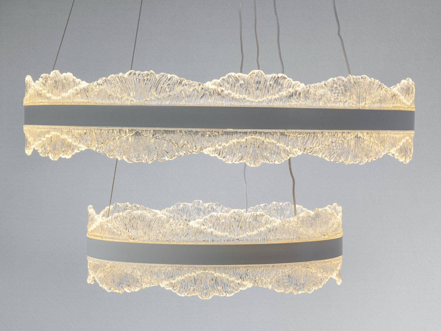 Дизайнерський світильник з текстурованими кільцями, що випромінюють тепле світло. Ідеально підходить для віталень або їдалень.