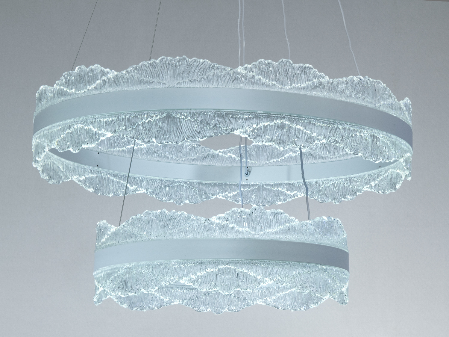 Підвісний світильник з прозорими кільцями, що створюють ефект світлової хвилі. Підходить для просторих приміщень.