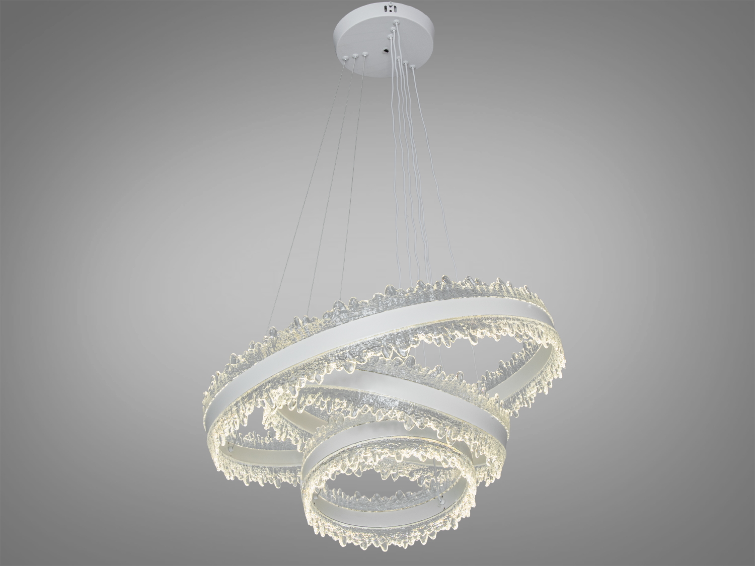 Підвісна світлодіодна люстра з трьома кільцями, оздобленими кристалічними деталями. Підходить для сучасного інтер’єру.