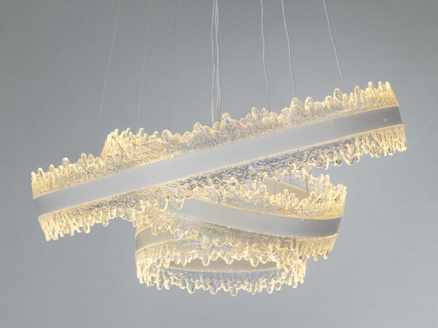 Світлодіодна люстра з трьома переплетеними кільцями, що створюють унікальний світловий ефект. Ідеальна для вітальні.