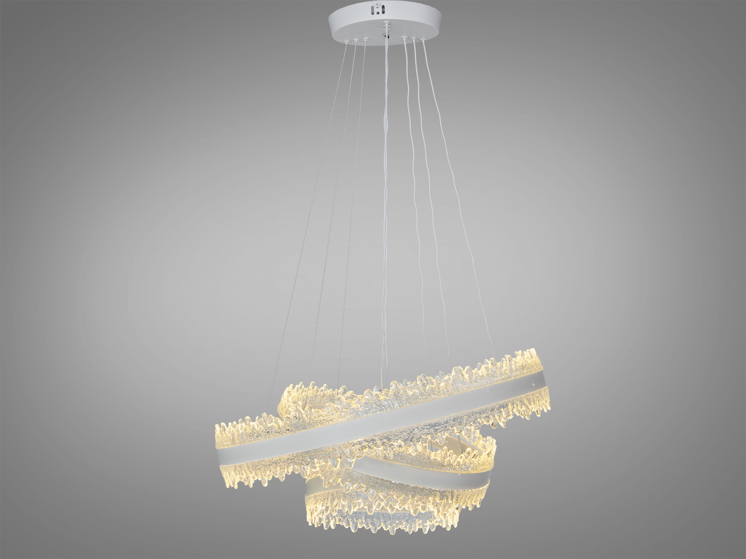 Підвісна люстра з трьома асиметричними кільцями, що підвішені на тонких тросах. Підходить для просторих приміщень.