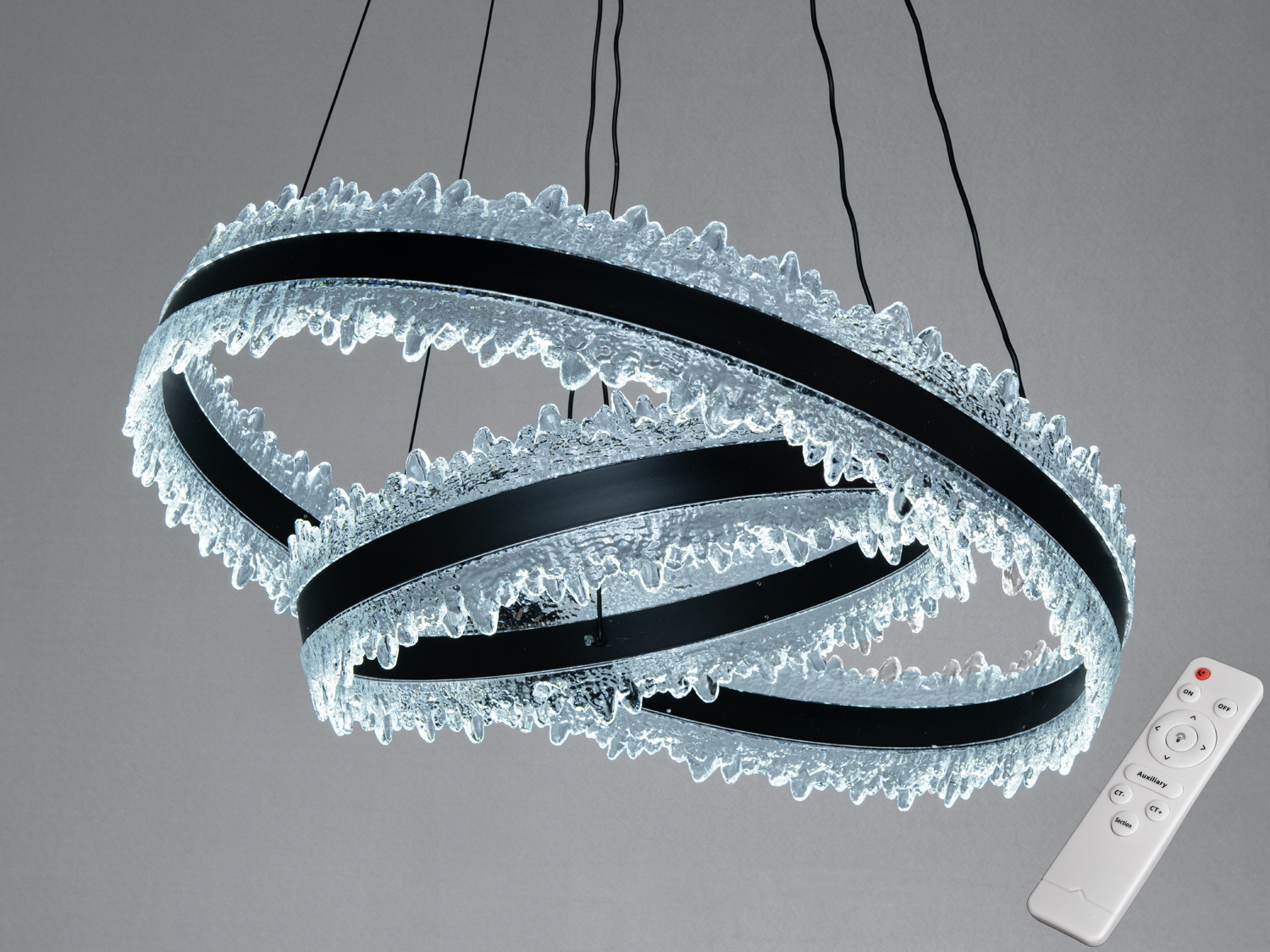 Підвісний світильник з дистанційним управлінням, має два чорні кільця з кришталевими деталями. Підходить для великої кімнати.