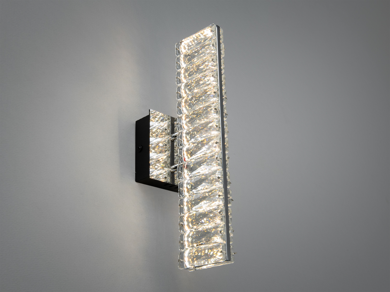 Світильник із вертикальним розташуванням скляних панелей, що підкреслює висоту стелі. Підходить для ванних кімнат або коридорів.