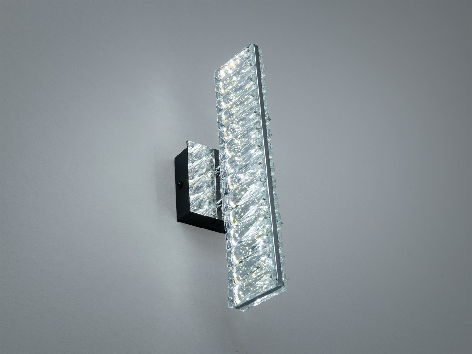 Настінний світильник з кришталевими вставками, що відбивають світло. Ідеальний для створення акцентного освітлення в житлових приміщеннях.