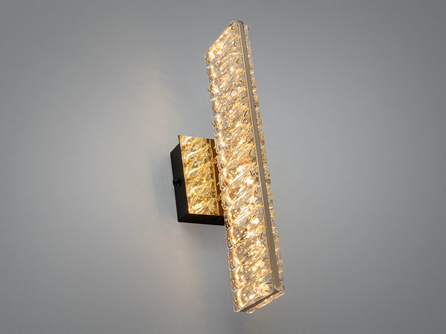 Світильник настінний з кришталевими елементами, тепле світло, чорна основа. Ідеальний для створення затишної атмосфери в будь-якій кімнаті.